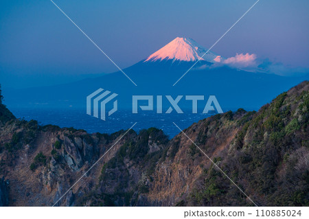 (Shizuoka Prefecture) Nishiizusennukimon and Mt. Fuji (Shizuoka Prefecture) Nishiizusennukimon and Mt. Fuji 110885024