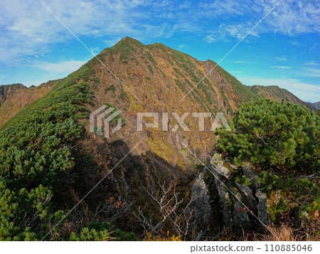 從山脊線看神威江內牛山頂 從山脊線看神威江內牛山頂 110885046