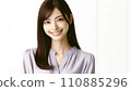 微笑對照相機的婦女 110885296