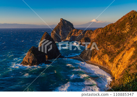 (Shizuoka Prefecture) Nishiizu/Senganmon and Mt. Fuji evening view 110885347