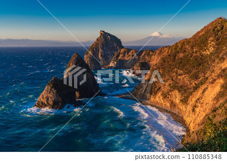 (Shizuoka Prefecture) Nishiizu/Senganmon and Mt. Fuji evening view 110885348