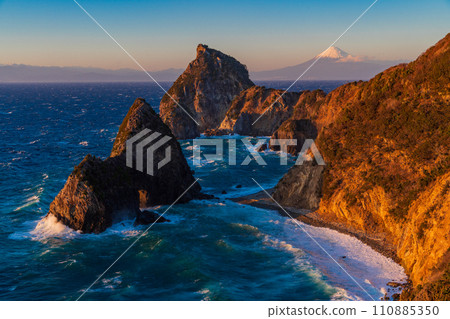 (Shizuoka Prefecture) Evening view of Mt. Fuji seen from Senganmon Gate, a scenic spot in Nishiizu 110885350