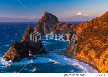 (Shizuoka Prefecture) Evening view of Mt. Fuji seen from Senganmon Gate, a scenic spot in Nishiizu 110885351