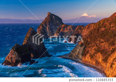 (Shizuoka Prefecture) Evening view of Mt. Fuji seen from Senganmon Gate, a scenic spot in Nishiizu 110885353