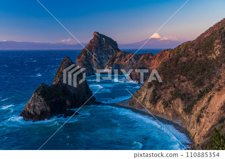 （靜岡縣）透過西伊豆名勝仙岩門看到的富士山夜景 110885354