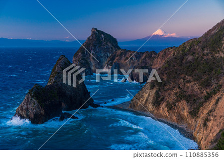 (Shizuoka Prefecture) Evening view of Mt. Fuji seen from Senganmon Gate, a scenic spot in Nishiizu (Shizuoka Prefecture) Evening view of Mt. Fuji seen from Senganmon Gate, a scenic spot in Nishiizu 110885356