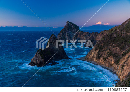 （靜岡縣）西伊豆/仙岩門和富士山夜景 110885357