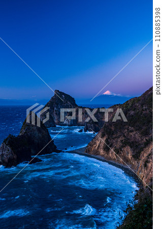 (Shizuoka Prefecture) Scenic spot in Izu: Senganmon Gate and Mt. Fuji at sunset (Shizuoka Prefecture) Scenic spot in Izu: Senganmon Gate and Mt. Fuji at sunset 110885398