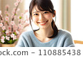 一個穿著毛衣的女人看著鏡頭 110885438