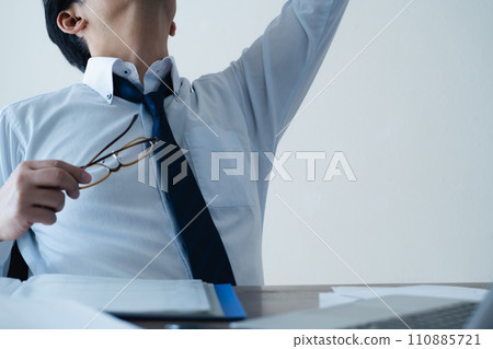 商人因工作而疲憊不堪 110885721