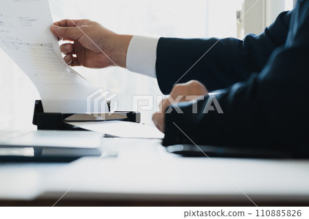 一位男性商人掃描文件的手 110885826