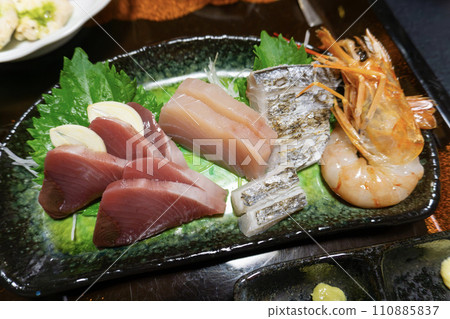 Assorted sashimi 110885837