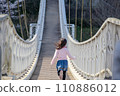 穿過一座吊橋的女孩 110886012