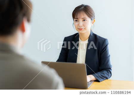 Interview meeting business woman 110886194