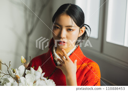 A woman wearing a vermilion furisode and hakama A woman wearing a vermilion furisode and hakama 110886453