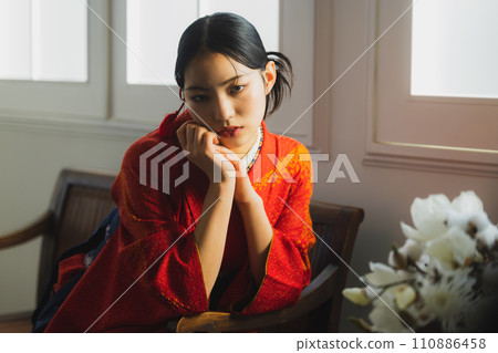 身穿朱紅色長袖和袴的女子 身穿朱紅色長袖和袴的女子 110886458