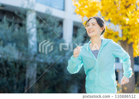 Young woman running Young woman running 110886512
