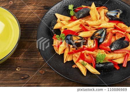 Macaroni or pasta vongole with mussels 110886989