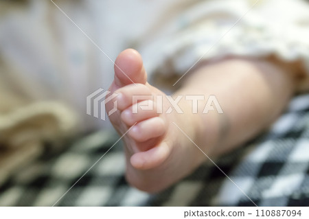 [Baby feet] 110887094