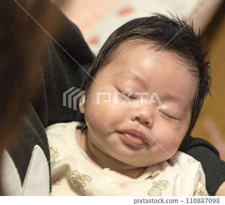 [Baby sleeps] 110887098