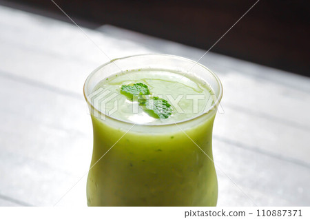 fruit juice or apple juice , apple smoothie or fruit smoothie or green apple smoothie 110887371