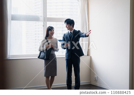 一名年輕女子正在檢查房產 一名年輕女子正在檢查房產 110888425