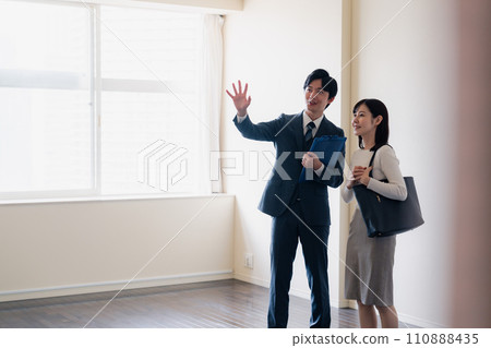一名年輕女子正在檢查房產 一名年輕女子正在檢查房產 110888435