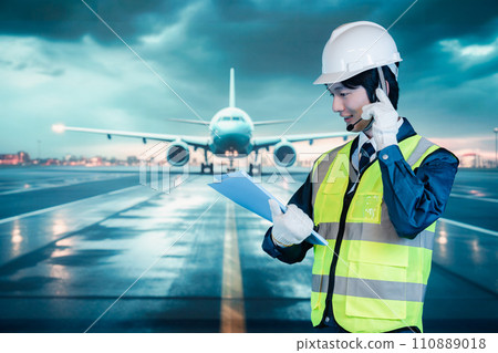 在機場跑道上工作的年輕人 110889018