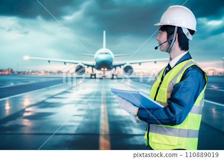 在機場跑道上工作的年輕人 110889019