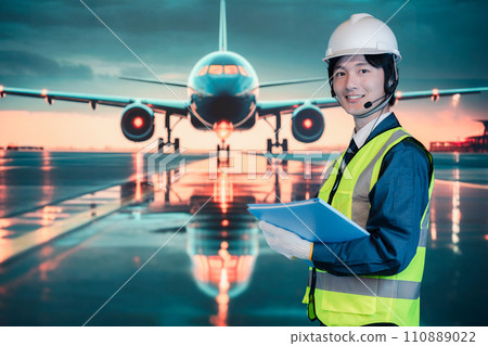 在機場跑道上工作的年輕人 110889022