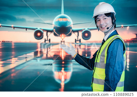 在機場跑道上工作的年輕人 110889025