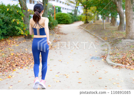 一位年輕女子在公園慢跑、飲食、身體化妝、跑步服、運動胸罩的後視圖 一位年輕女子在公園慢跑、飲食、身體化妝、跑步服、運動胸罩的後視圖 110891085