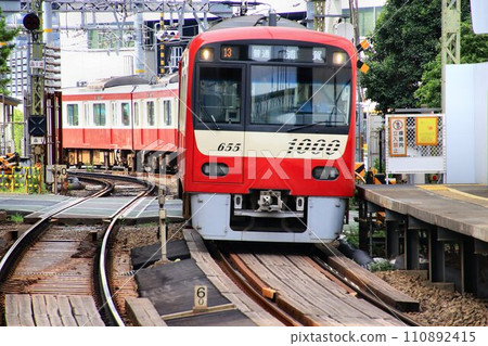 Running through Shinagawa-juku...The red train heads towards Miura Peninsula [Keikyu Railway] 110892415
