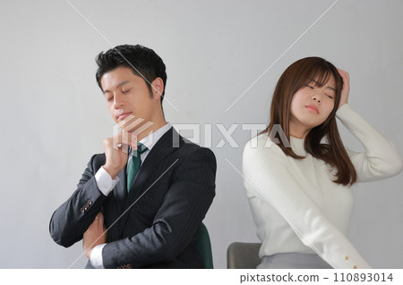 Young couple passing each other_4 Young couple passing each other_4 110893014