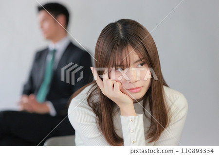 妻子對自私的丈夫感到憤怒_1 110893334