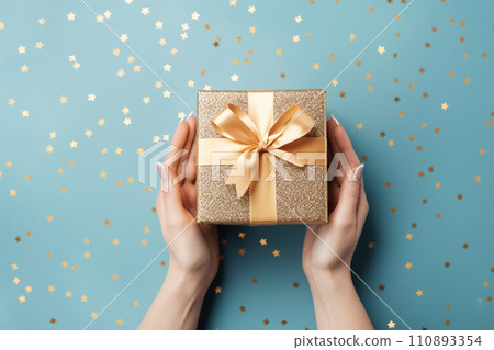 女人的手打開禮品盒 女人的手打開禮品盒 110893354