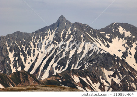 北阿爾卑斯山的 Yarigatake 山在日落時有雪蓋 北阿爾卑斯山的 Yarigatake 山在日落時有雪蓋 110893404