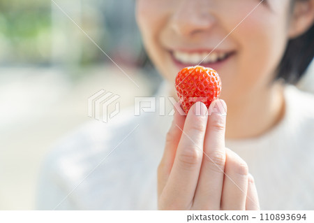 一個女人在摘草莓 一個女人在摘草莓 110893694