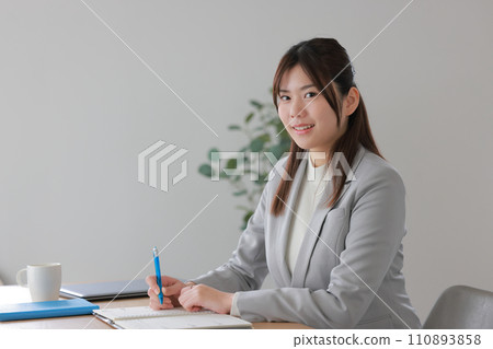 在家學習的微笑女商人_2 110893858