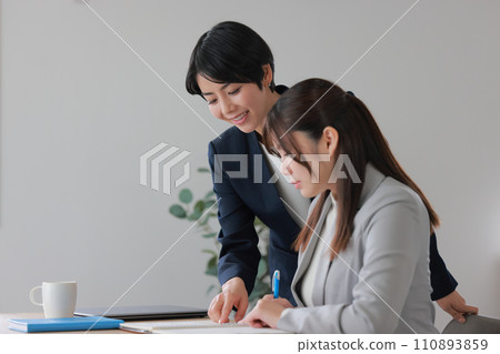 商界女性在為職業成年人及其導師開設的課程中學習_1 110893859