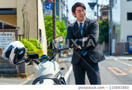 東京騎摩托車通勤的上班族 110893860