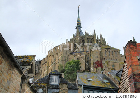 雨後的聖米歇爾山 從城市仰望修道院(法國聖米歇爾山) 雨後的聖米歇爾山 從城市仰望修道院(法國聖米歇爾山) 110894896