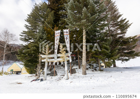 尾瀨岩倉滑雪場的十二山神社 110895674