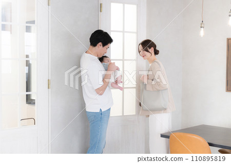 丈夫抱著孩子，母親既是夫妻又是工作 110895819