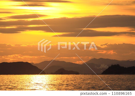 The sky and the sea dyed by the setting sun 110896165