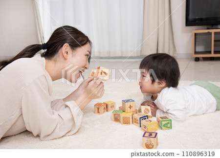 Mother and child play, infant building blocks, nursery teacher Mother and child play, infant building blocks, nursery teacher 110896319