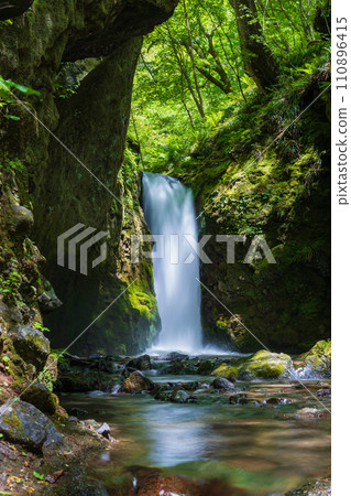 Spring in Karuizawa Town, Nagano Prefecture: Ryugaeshi Waterfall with fresh greenery 110896415