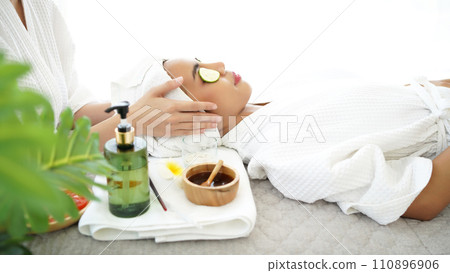 Masseuse masking face with tomato and spa face woman treatment and massage aroma therapy relax  110896906