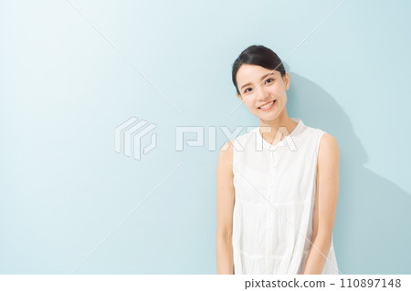 穿著無袖襯衫的女人 穿著無袖襯衫的女人 110897148