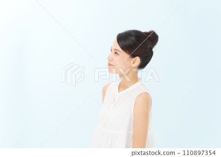 A woman in her 20s wearing a sleeveless blouse 110897354